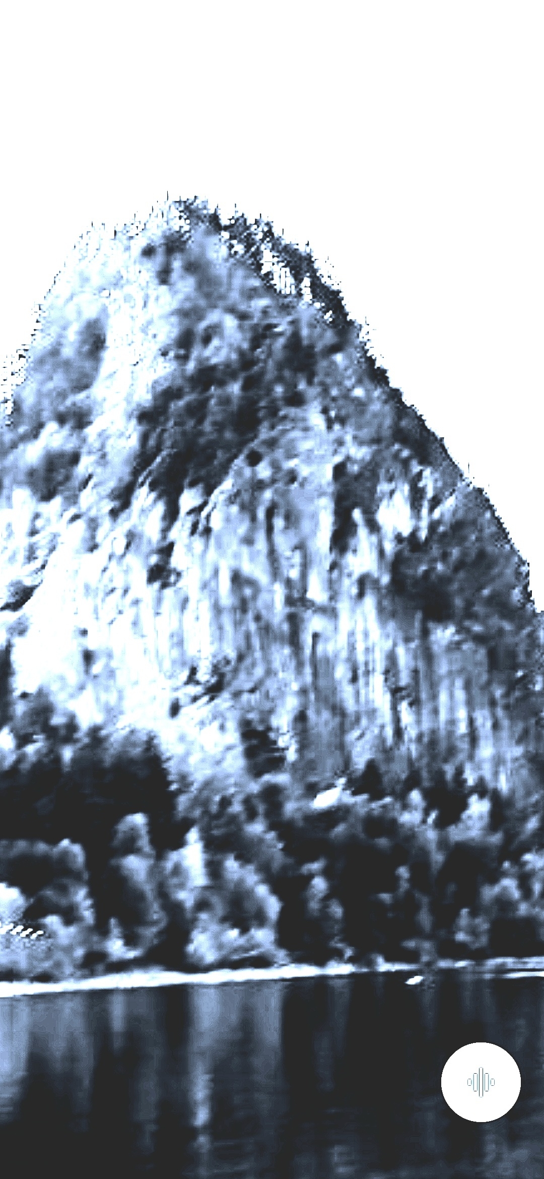 Pasada del filtro azul hielo sobre Beacon Rock por el Perceptor mostrando la misma coordenada con el color diurno despojado revelando en marcado contraste de azul y blanco el patrón profundo de sombra y luz a través de la cara occidental del monolito con lo que el Perceptor identifica como el rostro mismo de Beacon Rock mirando hacia el Río Columbia en una geometría facial no humana