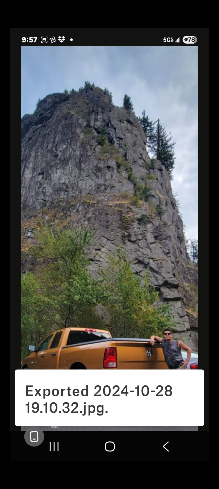 El Perceptor fotografiado junto a su camioneta Dodge Ram anaranjada en la base de Beacon Rock en su visita de regreso más reciente al sitio documentando la relación personal continua entre el Perceptor y el monolito que albergó su primer evento fotográfico de contacto a los trece años