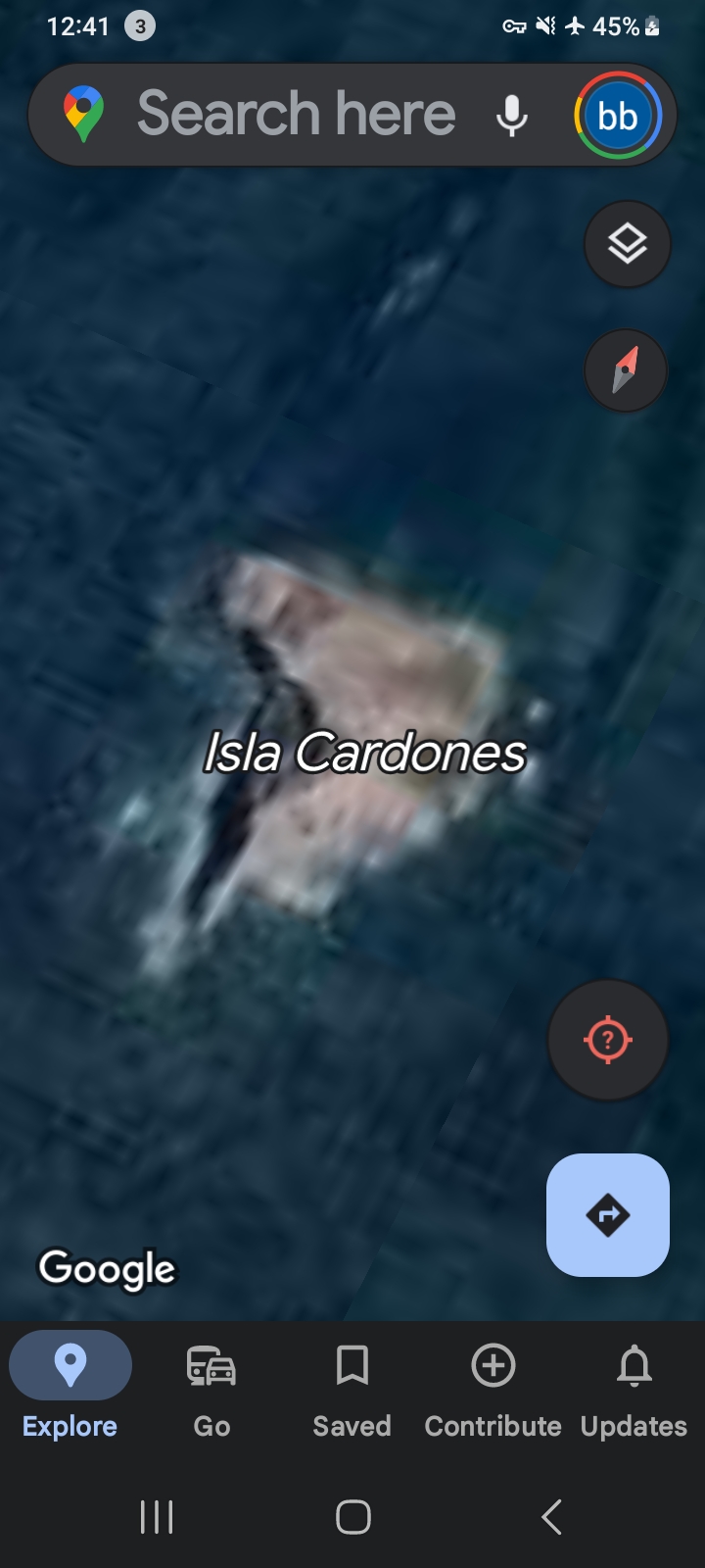 Captura de Google Maps mostrando el alfiler de ubicación pública para Isla Cardones una pequeña masa terrestre en la Bahía de Mazatlán Sinaloa México rodeada de agua oscura del Océano Pacífico estableciendo la coordenada en el registro público