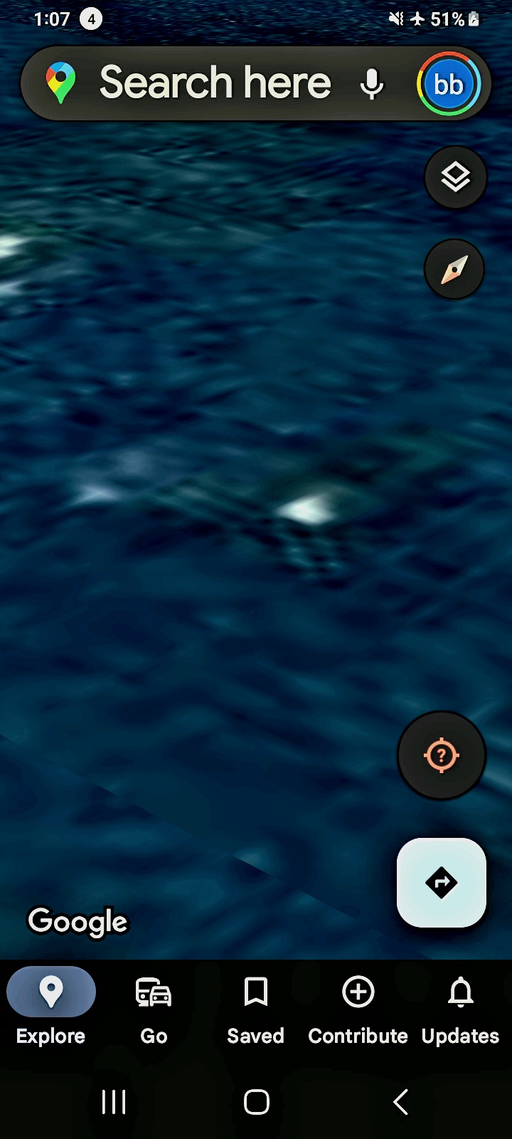 Captura submarina con zoom cerrado en la Bahía de Mazatlán cerca de Isla Cardones mostrando un cuerpo luminoso estructurado distinto bajo la superficie azul oscura del Pacífico consistente con la misma morfología de cuerpo flecha luminoso submarino documentada en el archivo USO del Río Columbia estableciendo una coincidencia de firma entre corredores