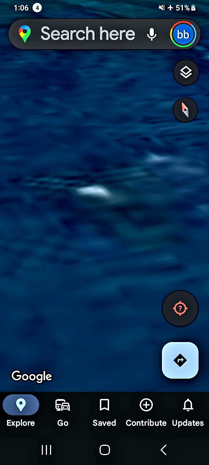Segunda captura submarina con zoom cerrado en el mismo sector de la Bahía de Mazatlán mostrando la misma morfología de cuerpo luminoso sumergido ligeramente desplazada del cuadro anterior sugiriendo una segunda pasada en la misma coordenada o un segundo cuerpo operando en proximidad documentando el patrón operativo de tráfico submarino recurrente en Isla Cardones