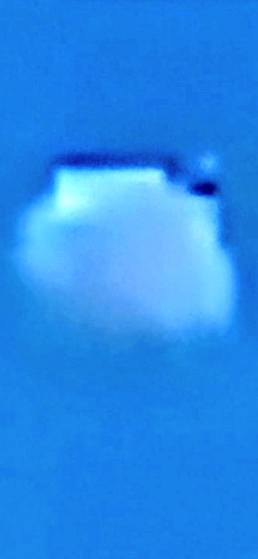 Captura de smartphone acercada hecha a mano contra el cielo crepuscular azul profundo de Stevenson Washington resolviendo el cuerpo de la nave rectangular con un borde superior plano duro un cuerpo inferior brillante y una pequeña protuberancia oscura en la esquina superior derecha contradiciendo directamente la lectura convencional de que esto es una estrella y mostrando geometría de nave cuboidal estructurada en su lugar